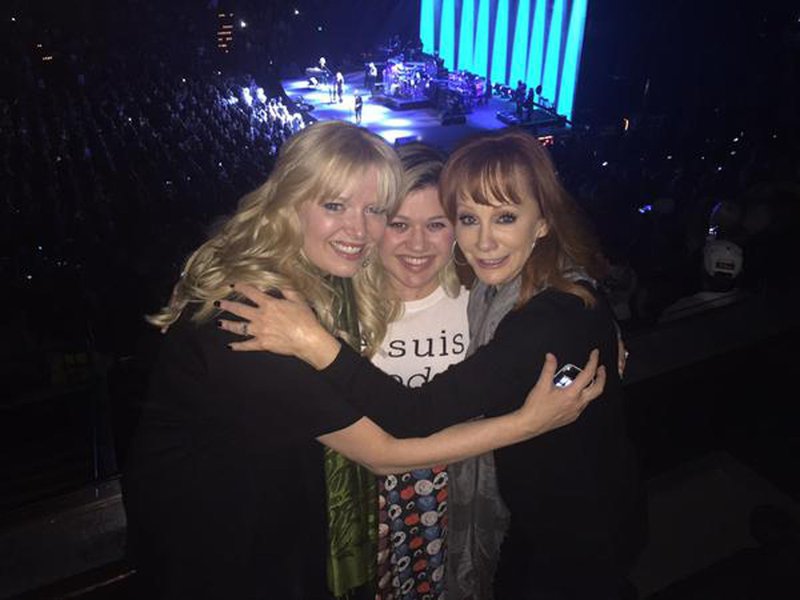 Kelly Clarkson (v sredini) in Reba McEntire (desno)