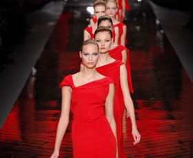 Na kratko: Valentino, Lagerfeld, de la Fressange, Victoria's Secret, Playboy
