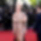 Cannes: Prefinjena Tilda v barvi bakra