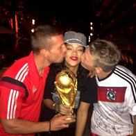 V zmagovalni poljub sta nogometno navdušenko  Rihanno ujela svetovna prvaka Andreas Podelski in Bastian Scweinsteiger (foto: profimedia)