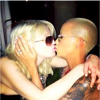 Amber Rose je izkoristila srečanje z rock zvezdnico Courtney Love in jo ujela v strasten poljub (foto: profimedia)