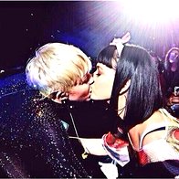 Pop zvezdnica Katy Perry je udejanjila svoj hit in poljubila punco. Tokrat je bila na vrsti Miley Cyrus.  (foto: profimedia)