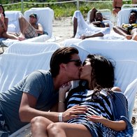 Romantičnemu vzdušju sta se kar na plaži predala Kourtney Kardashian in Scott Disick (foto: profimedia)