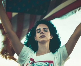 Lana Del Rey navdušila z novim singlom 'Honeymoon'