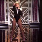 Miley Cyrus poje "I'm your man" in "I'm a woman". Vau!
