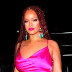Vroče! Rihanna je nosila drzno mini obleko