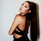 Ariana Grande je prvič po dolgem času pokazala svoje naravne kodraste lase