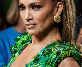 Jennifer Lopez se je v ikonični obleki izpred 20 let sprehodila po modni pisti Versace (internet je ponorel)