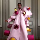 Modna hiša Viktor&Rolf navdušuje z novo kolekcijo Haute Couture s pridihom humorja