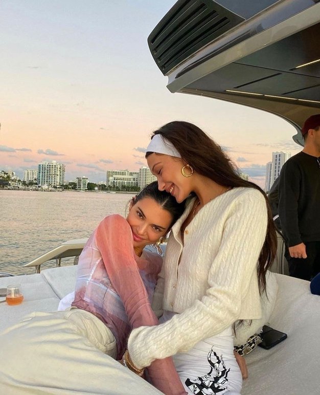 Tako Kendall Jenner nosi kultno barvo tega poletja - Foto: Profimedia