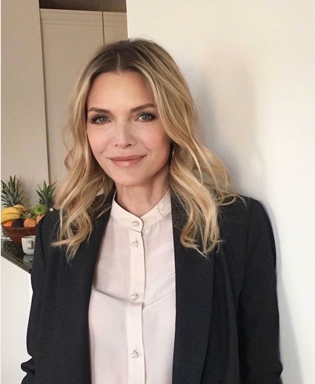 Michelle Pfeiffer je za dan opravkov v Los Angelesu oblekla ležerno uniformo oblačil za prosti čas, ki jo obožujejo ženske …