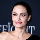Angelina Jolie elegantna v brezčasni beli obleki