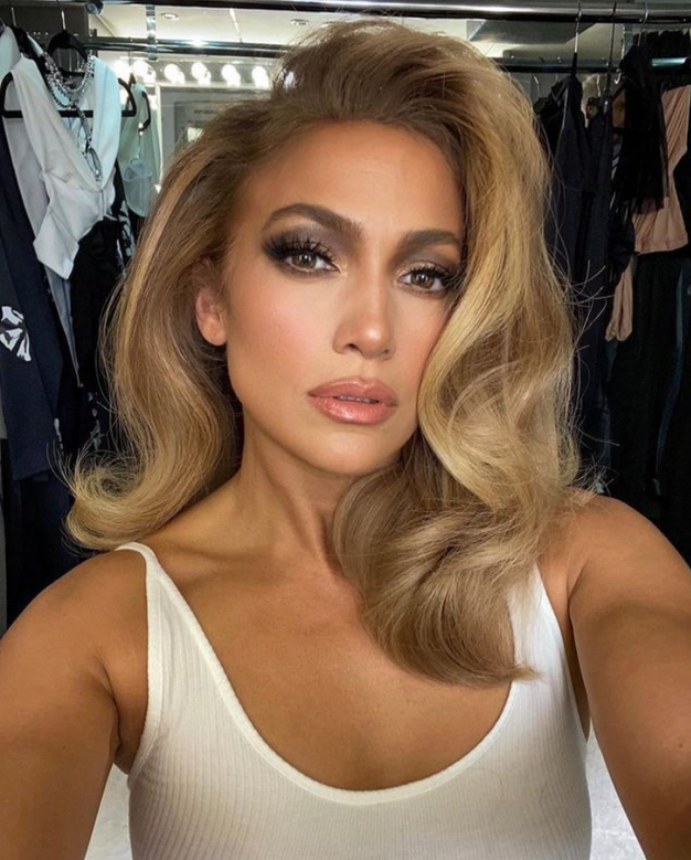 Garderobna omara in videz Jennifer Lopez sta razdeljena na dva dela: tistega, ki nam zelo všeč, in tistega, ki nas …