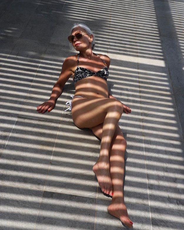 Kako se to poletje obleči za na plažo za dame pri 50. in več letih - Foto: Instagram