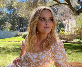 Če imate klasičen stil oblačenja, potrebujete to bluzo Reese Witherspoon