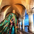 Osupljiva modna revija Alta Moda Dolce & Gabbana v Benetkah se je ponašala s strelami in mavrico