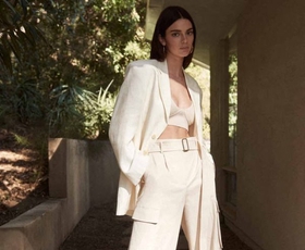 Kendall Jenner na tednu mode v New Yorku drzna v najbolj oprijeti usnjeni mali črni obleki doslej