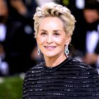 Sharon Stone blestela v elegantni obleki in črnem plašču