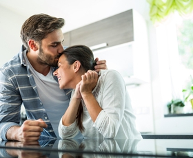 Ste vedeli, da lahko s poljubom, ki ga namenite ženi pred odhodom v službo, podaljšate življenje?