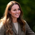 Pozabite na črni plašč, Kate Middleton nosila to nepričakovano barvo klasičnega plašča