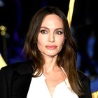Angelina Jolie končno nosila obleko žive barve in to v najbolj modnem odtenku te sezone