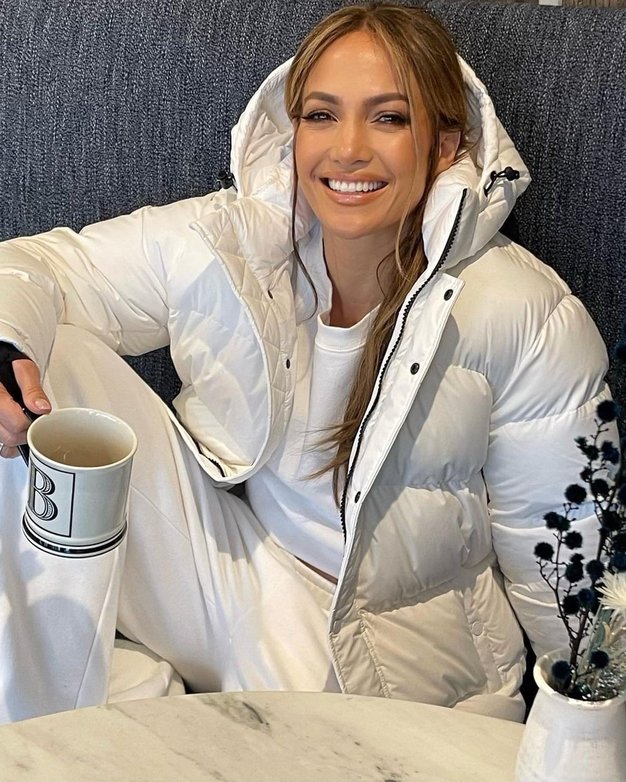 Jennifer Lopez je za dnevni sprehod po opravkih izbrala enostavno jakno v priljubljenem kroju, v njej pa izgledala naravnost čudovito.
