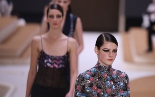 Chanel je zopet navdušil - poglejte si najlepše kreacije z zadnje haute couture modne revije